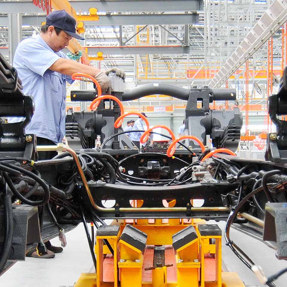 F37AKX - Ouvriers installant un poids-lourd dans une usine de production d’Aviation Industry Corporation of China à Xingtai, dans la province Hebei au nord de la Chine, le 11 septembre 2015.