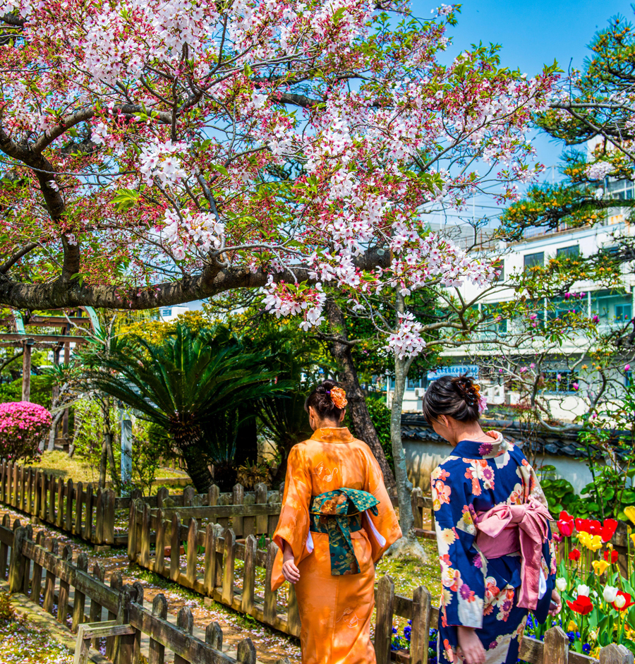 Frauen in traditioneller Tracht auf Dejima, einer künstlichen Insel im Hafen von Nagasaki, Kyushu, Japan, Asien