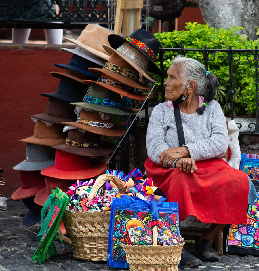 Verkäuferin, die Kunsthandwerk und Hüte anbietet, Taxco, Guerrero, Mexiko, Nordamerika