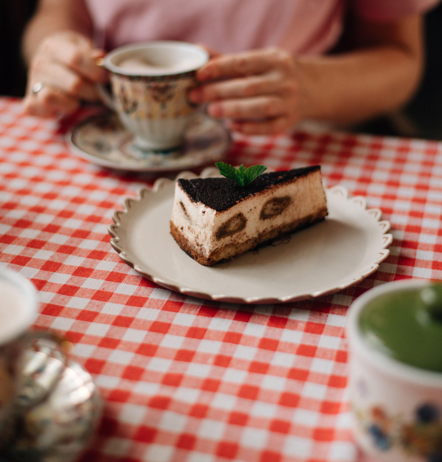 Ein Stück Tiramisu-Kuchen auf einem Teller