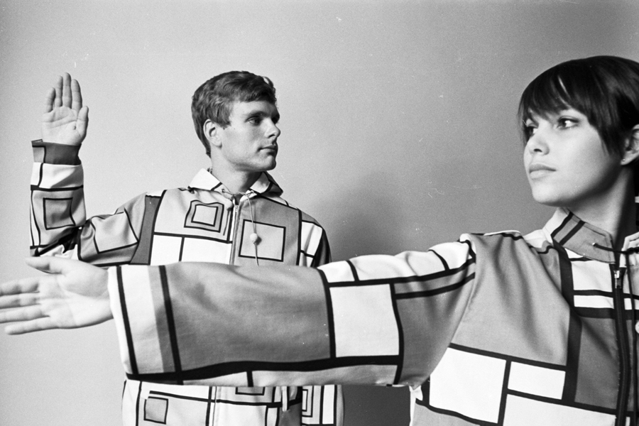 Keir Dullea und Janet Margolin in Kleidung im Stil von Piet Mondrian, 1965