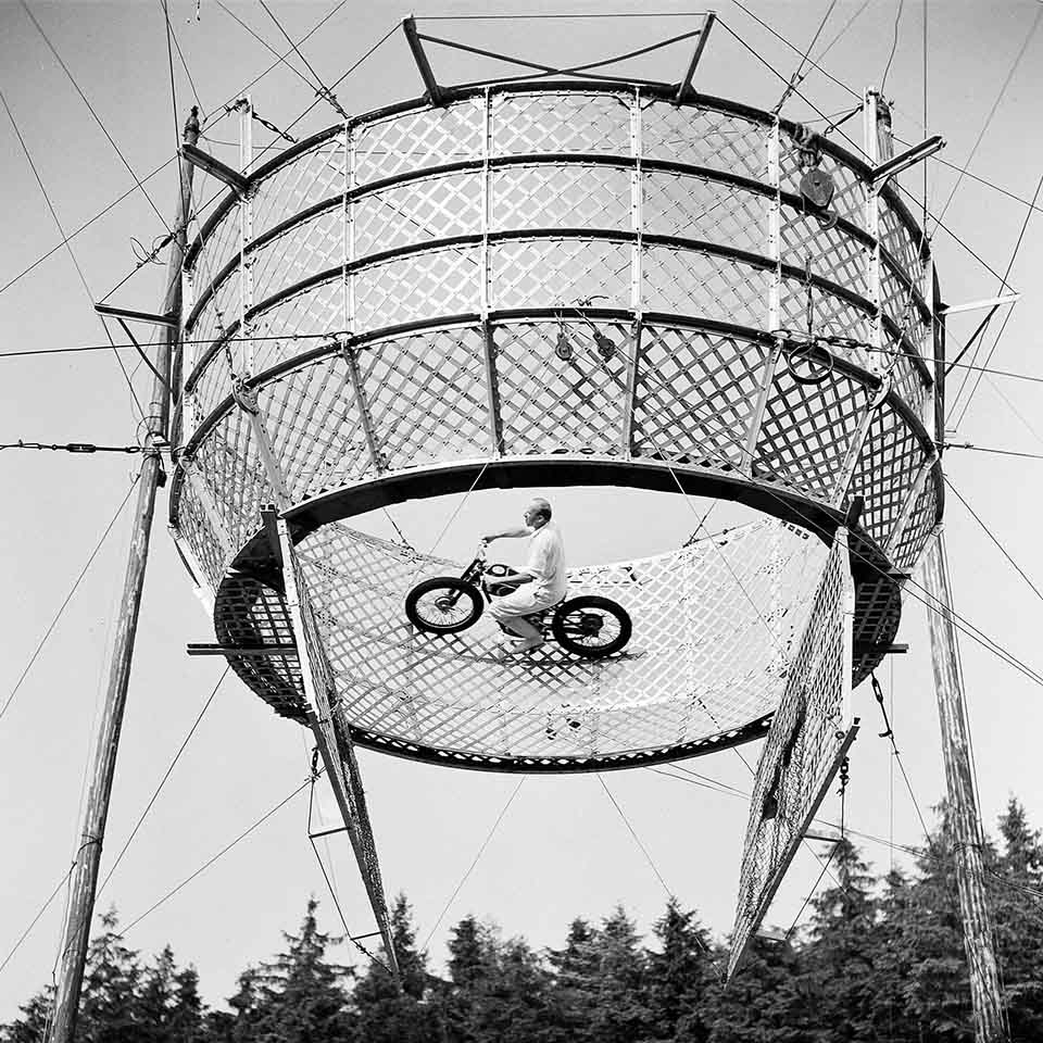 Le motard acrobate, Richard Moltan, dans la « Highway of Death », 15 m au-dessus d’un public stupéfait, près de Goslar, en Allemagne de l’Ouest le 6 juillet 1952. 