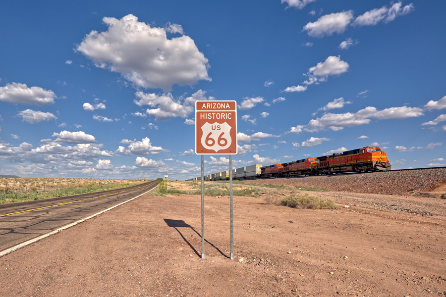 Un train passe devant un panneau de la Route historique 66 près de Seligman, en Arizona, aux États-Unis.