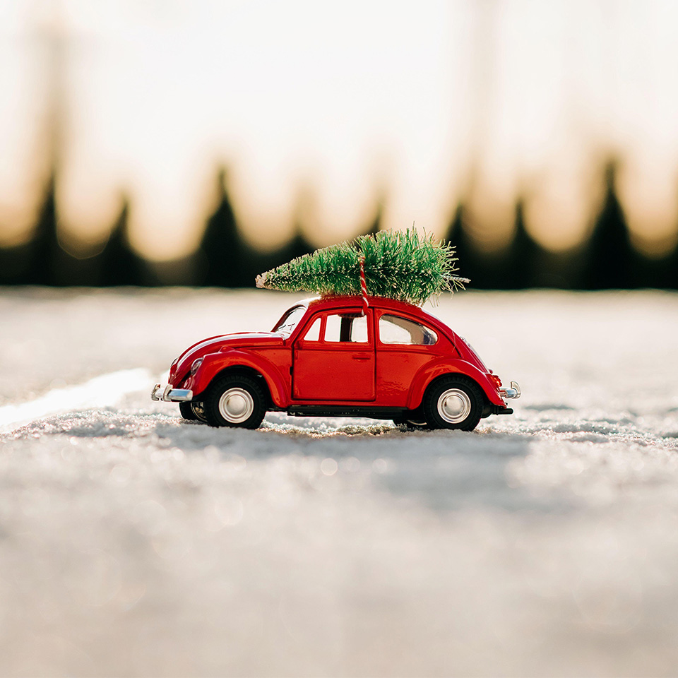 2AF3NB1 – Mini-Käfer mit Weihnachtsbaum auf dem Dach im Schnee geparkt