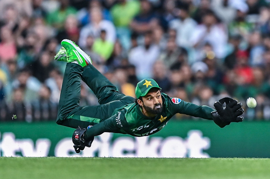 Sydney, Australia. 16th Nov, 2024. Mohammad Rizwan of Pakistan drops the catch of Glenn Maxwell of Australia during the Men's Second T20I match between Australia and Pakistan at the Sydney Cricket Ground.