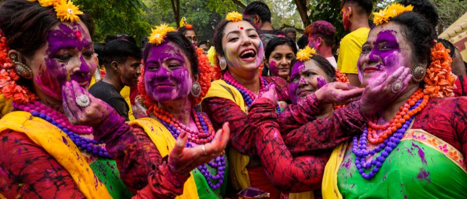 Le donne si mettono polvere colorata a vicenda mentre celebrano l'Holi, la festa dei colori, a Calcutta, in India, lunedì 25 marzo 2024