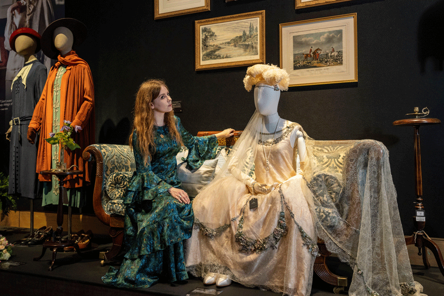 Costume di pizzo e copricapo di presentazione per Lily James, Stagione 4, Episodio 9, durante un photocall, Londra, Regno Unito. 18 agosto 2025.