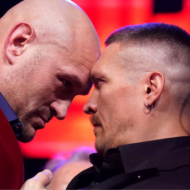 Tyson Fury (a sinistra) e Oleksandr Usyk durante una conferenza stampa presso l'Outernet London.