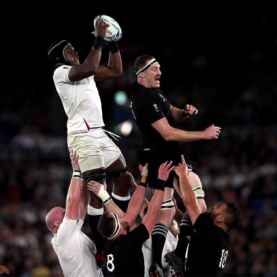 2A6EP6C - Maro Itoje, della squadra inglese, si aggiudica la palla del line-out davanti a Brodie Retallick della Nuova Zelanda durante la semifinale della Coppa del Mondo di Rugby 2019 all'International Stadium di Yokohama.