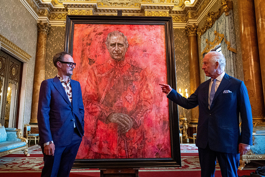 Der Künstler Jonathan Yeo und König Charles III. von Großbritannien bei der Enthüllung von Yeo's Porträt des Königs im blauen Zeichenzimmer im Buckingham Palace in London.