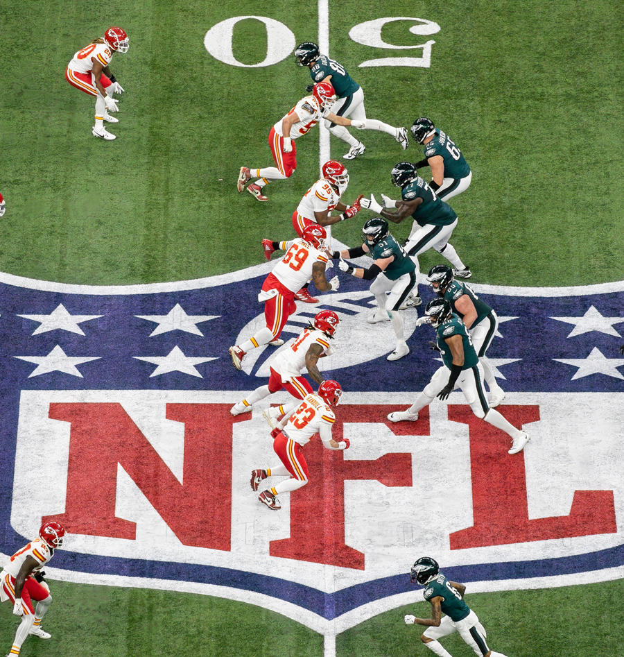 New Orleans, Louisiana, USA. 9 febbraio 2025. Il quarterback dei Philadelphia Eagles Jalen Hurts (1) scatta una foto durante il primo tempo del Super Bowl LIX al Superdome di New Orleans, Louisiana.
