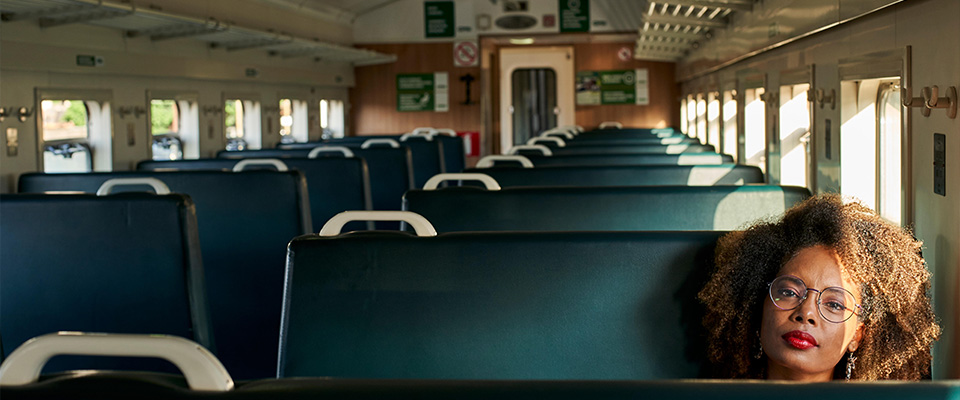Ritratto di una giovane donna in un treno