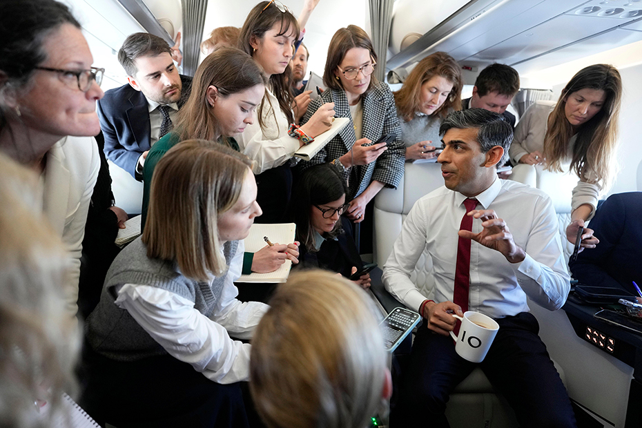 Il Primo Ministro Rishi Sunak parla con i giornalisti a bordo di un aereo diretto a Varsavia durante la sua visita in Polonia e in Germania.