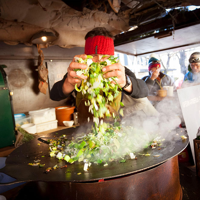 Ein Schnappschuss, aufgenommen während der Zubereitung eines typischen Tiroler Streetfoods auf dem Weihnachtsmarkt in Bruneck, Provinz Bozen, Südtirol, Trentino-Südtirol, Italien, Europa."