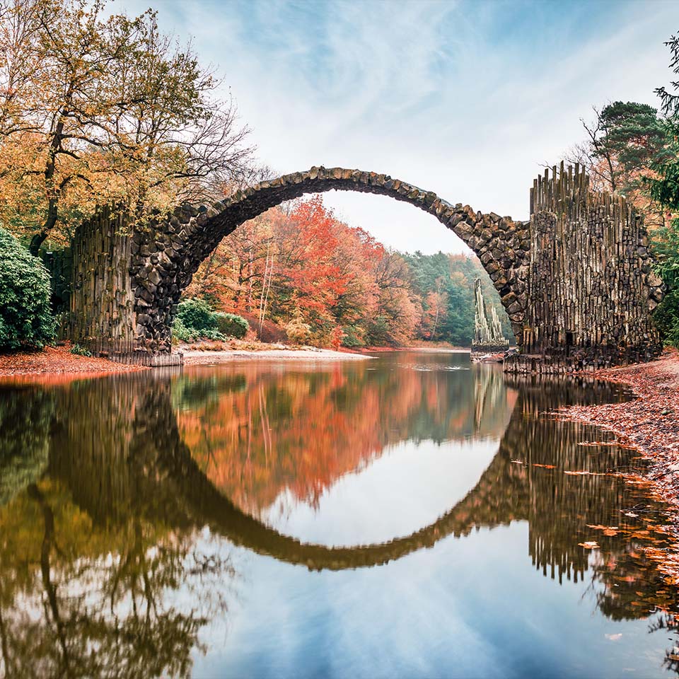 2GNEXAW - Scène matinale fantastique, Parc des rhododendrons et azalées Kromlau, en Allemagne, Europe. Splendide scène d’automne du pont Rakotz (Rakotzbrucke, pont du diable)