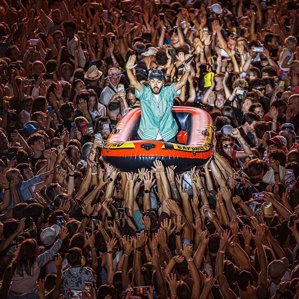 2REJG6X - Olivio Ordonez du duo de hip hop français Bigflo et Oli crowdsurfe dans un bateau gonflable, lors de leur spectacle sur la scène principale du 46e Festival Paléo de Nyon, Suisse, le 21 juillet 2023. 
