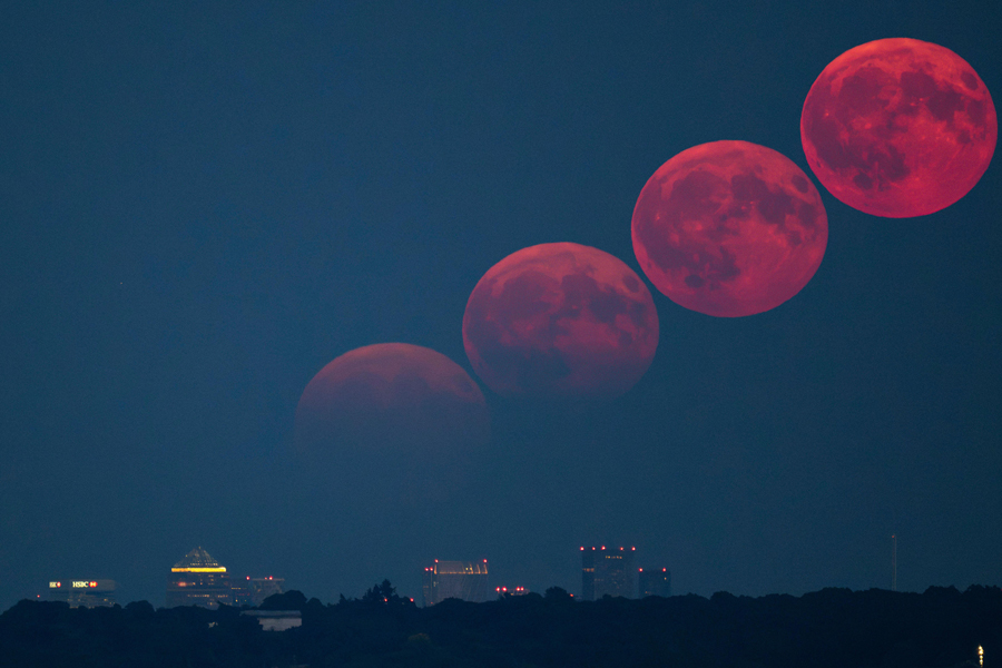 London, Großbritannien. 29. Juli 2026. Wetter in Großbritannien – Eine Fotomontage, die den vollaufgehenden Buck Moon über dem One Canada Square in Canary Wharf in der Hauptstadt zeigt.