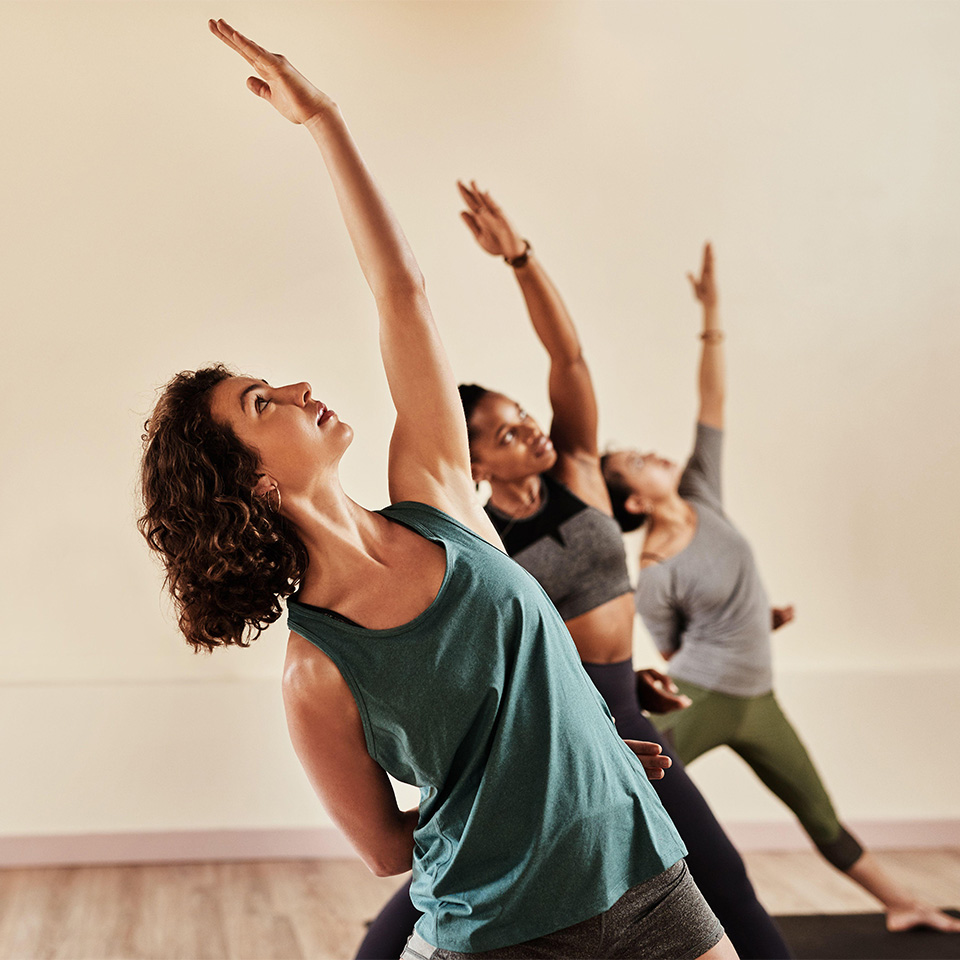 2K2F7N4 – Im Leben geht es um Gleichgewicht. Aufnahme einer Gruppe junger Männer und Frauen beim Yoga-Kurs.