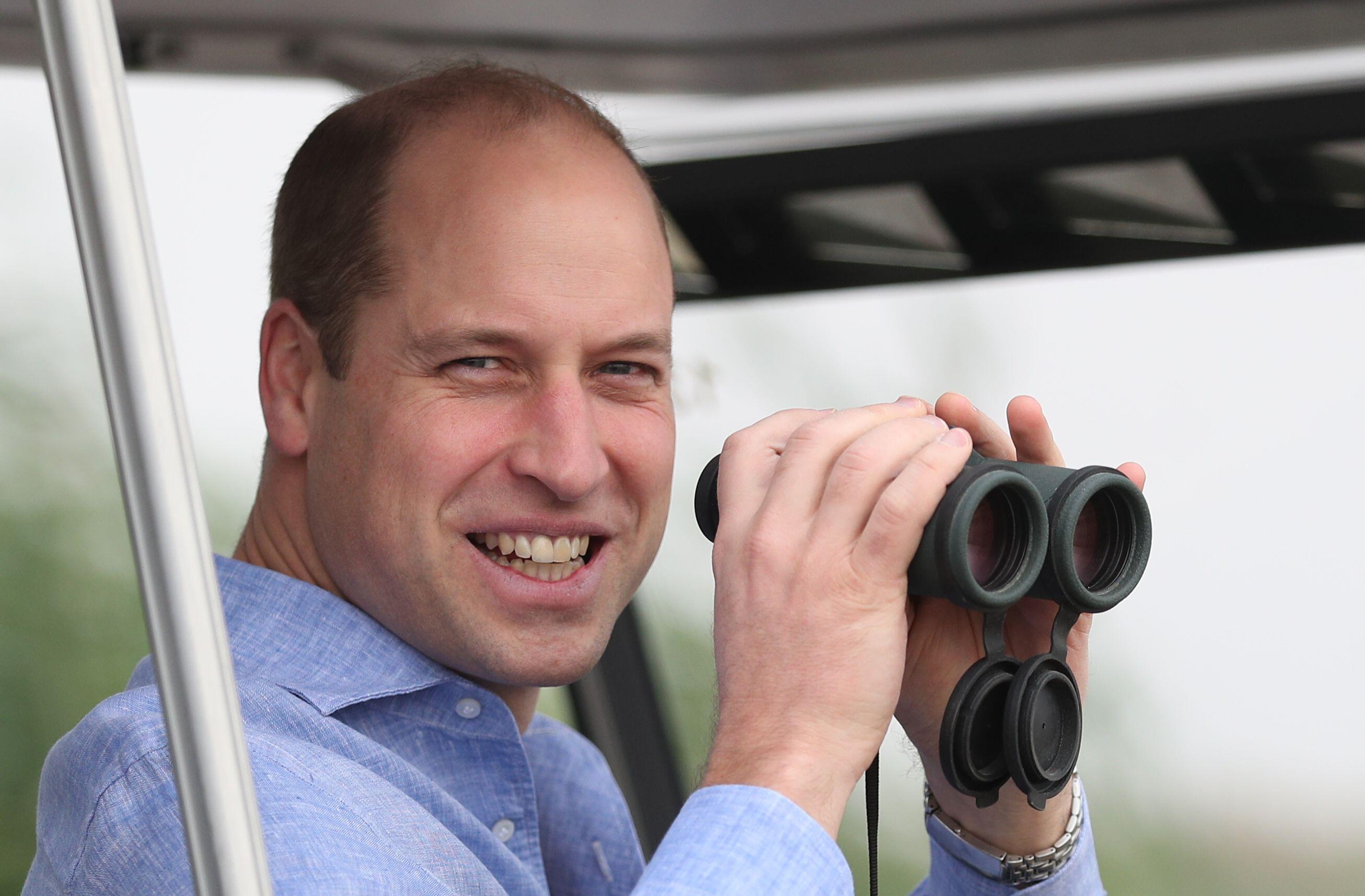 Le duc de Cambridge tient une paire de jumelles lors de sa visite des zones humides de la ville de Koweït au Jahra Nature Reserve pour en apprendre davantage sur les projets.