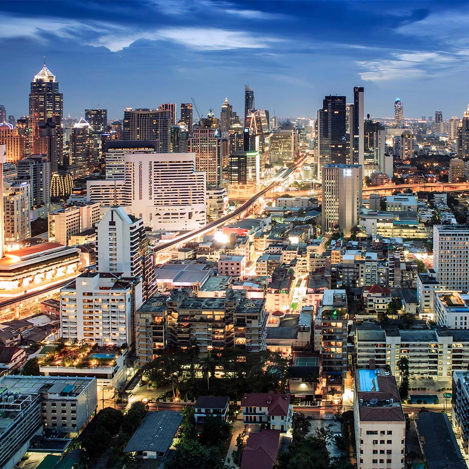 GX30AC - Silhouette urbaine de Bangkok, la nuit - Train Skytrain et principale zone touristique autour de Sukhumvit, avec Chit Lom, Phloen Chit Road et le district de Pathum Wan