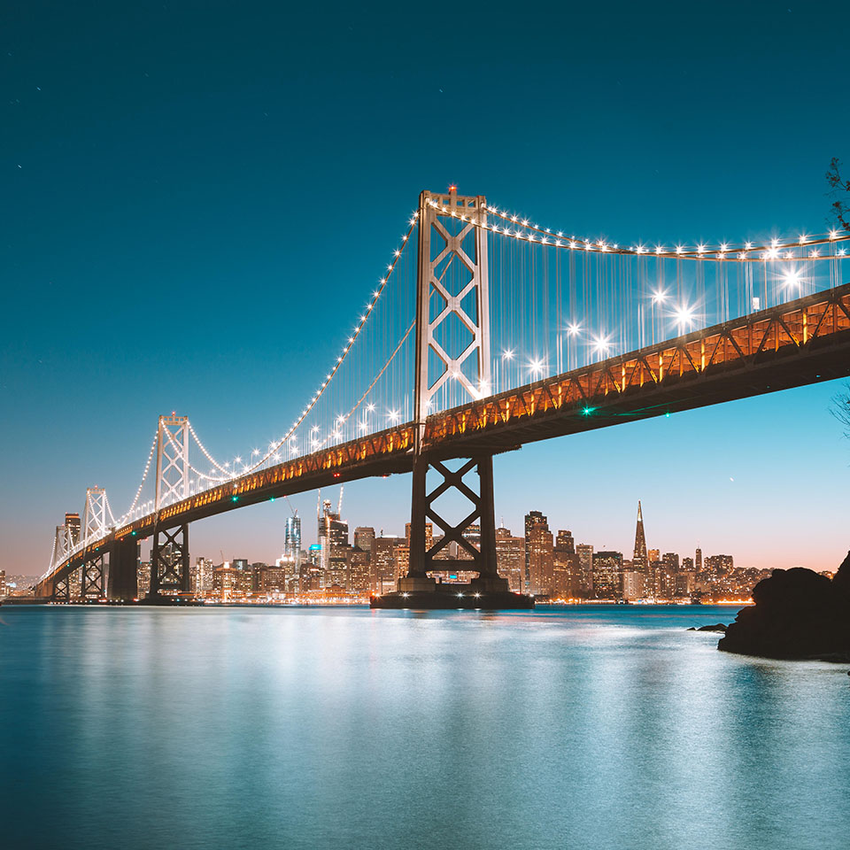 P5K4KN - Vue panoramique classique de la silhouette urbaine de San Francisco avec le célèbre pont d’Oakland Bay illuminé à la tombée de la nuit en été