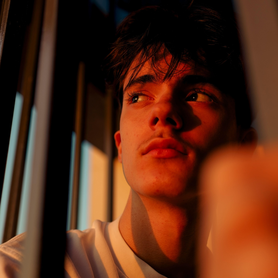 Portrait d'un jeune homme dans la lumière du coucher de soleil, Limassol, Chypre