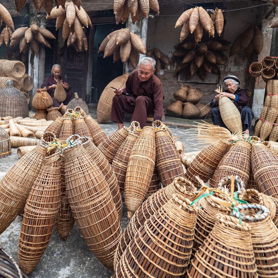 Traditionelles Flechten von Fischreusen im Dorf Thu Sy, Hai Phong, Vietnam
