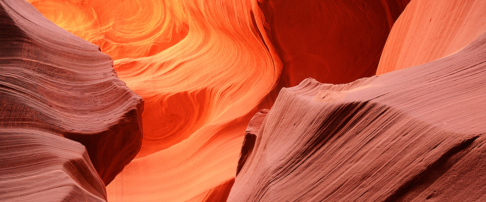 Wunderschöne abstrakte natürliche Muster des Lower Antelope Canyon, eines berühmten Slot Canyons in der Nähe von Page, Arizona, USA.