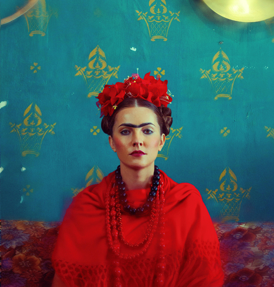 Una bellissima donna vestita da Frida Kahlo
