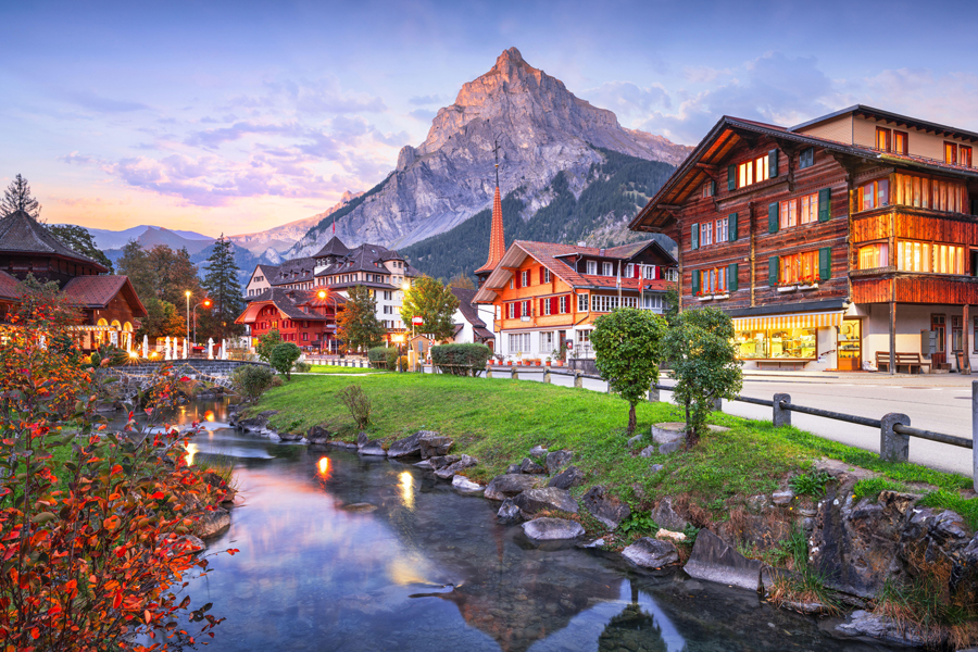 Kandersteg, Svizzera, vista della città al crepuscolo