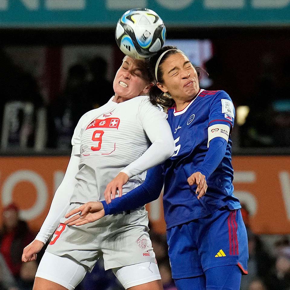 2RDEGMN – Die Schweizerin Ana Maria Crnogorcevic, links, köpft den Ball neben der philippinischen Spielerin Hali Long in der zweiten Halbzeit des Frauenfußball-WM-Spiels der Gruppe A 