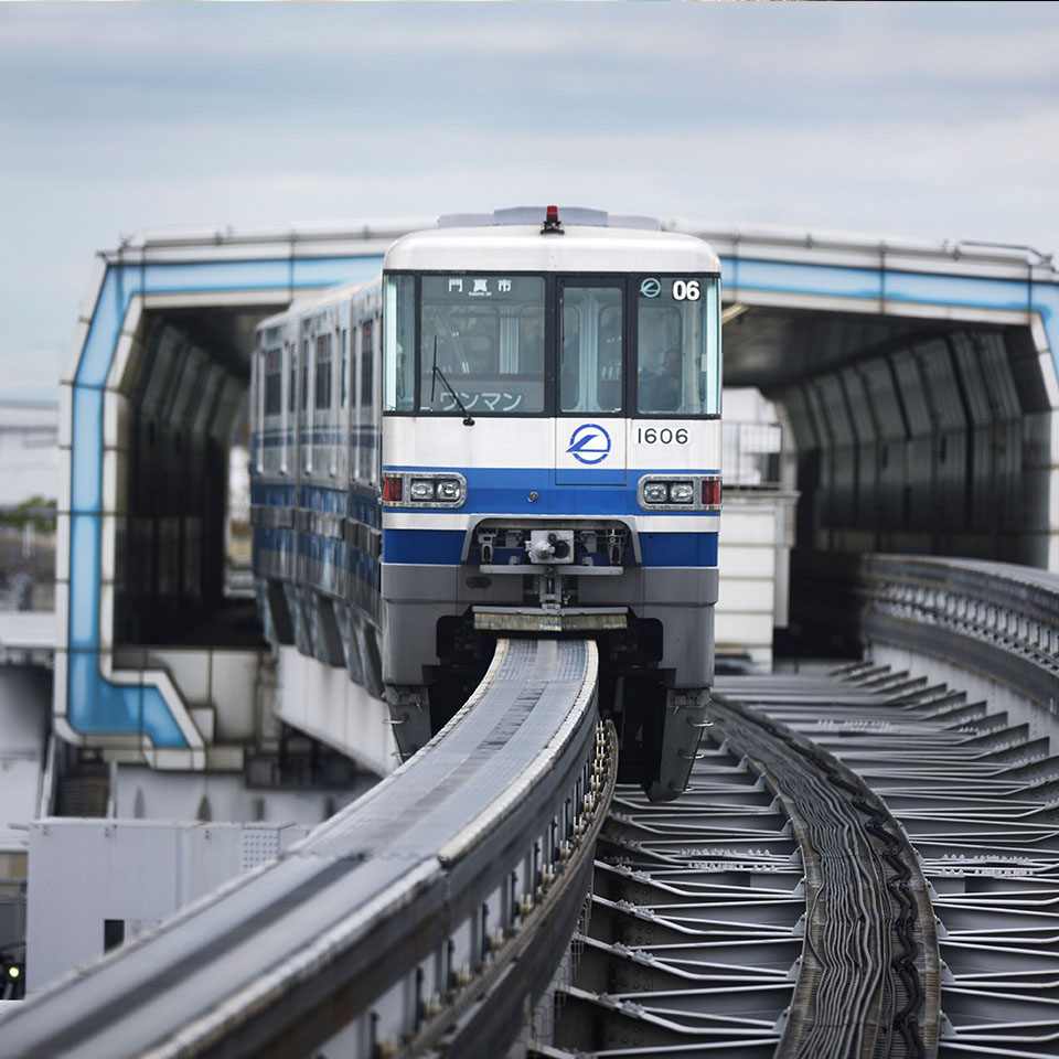 2AGJGXP – Osaka-Einschienenbahn bei der Abfahrt von einem Bahnhof. Osaka-Stadtflughafen. Osaka, Japan