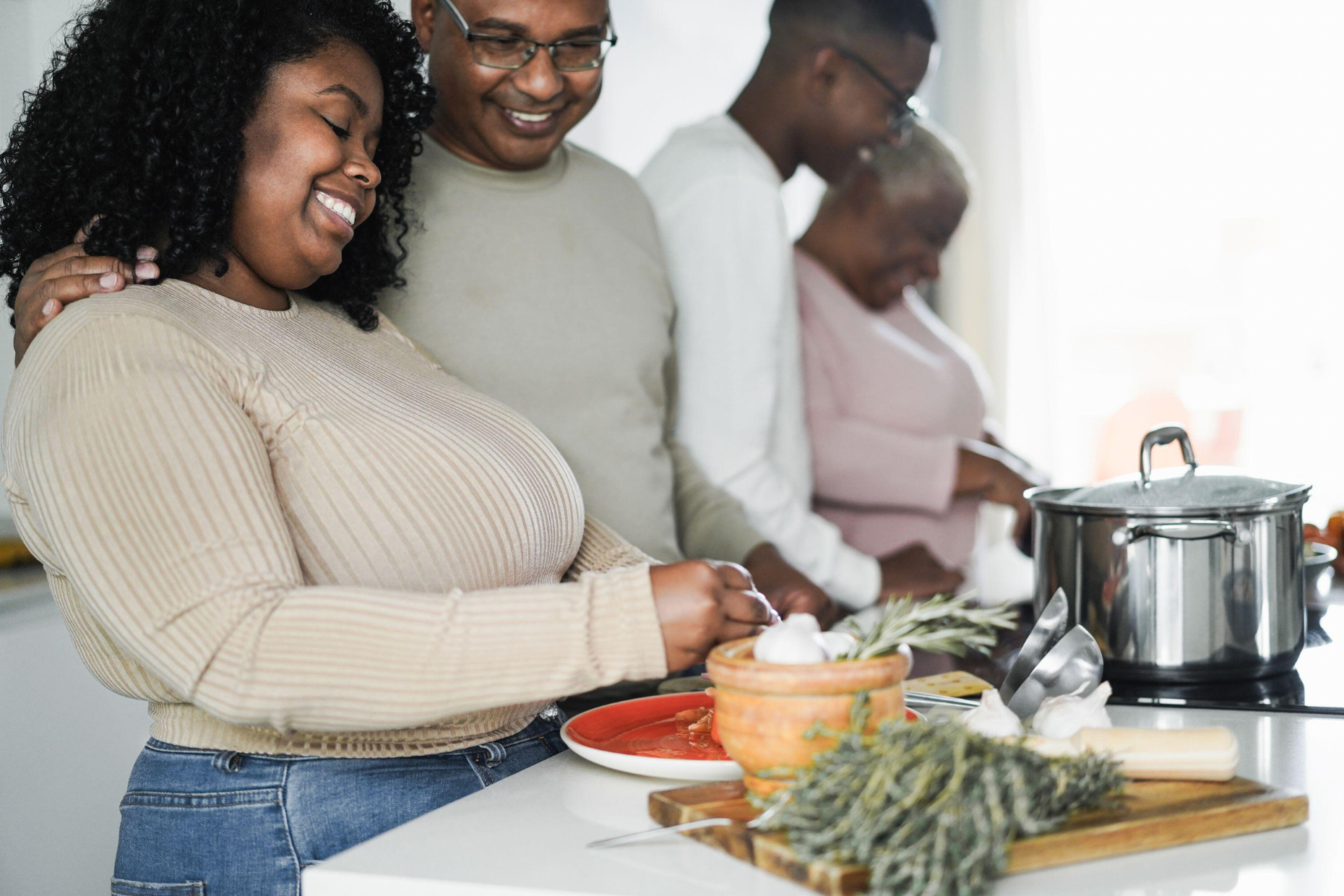 Felice famiglia nera che cucina in cucina a casa
