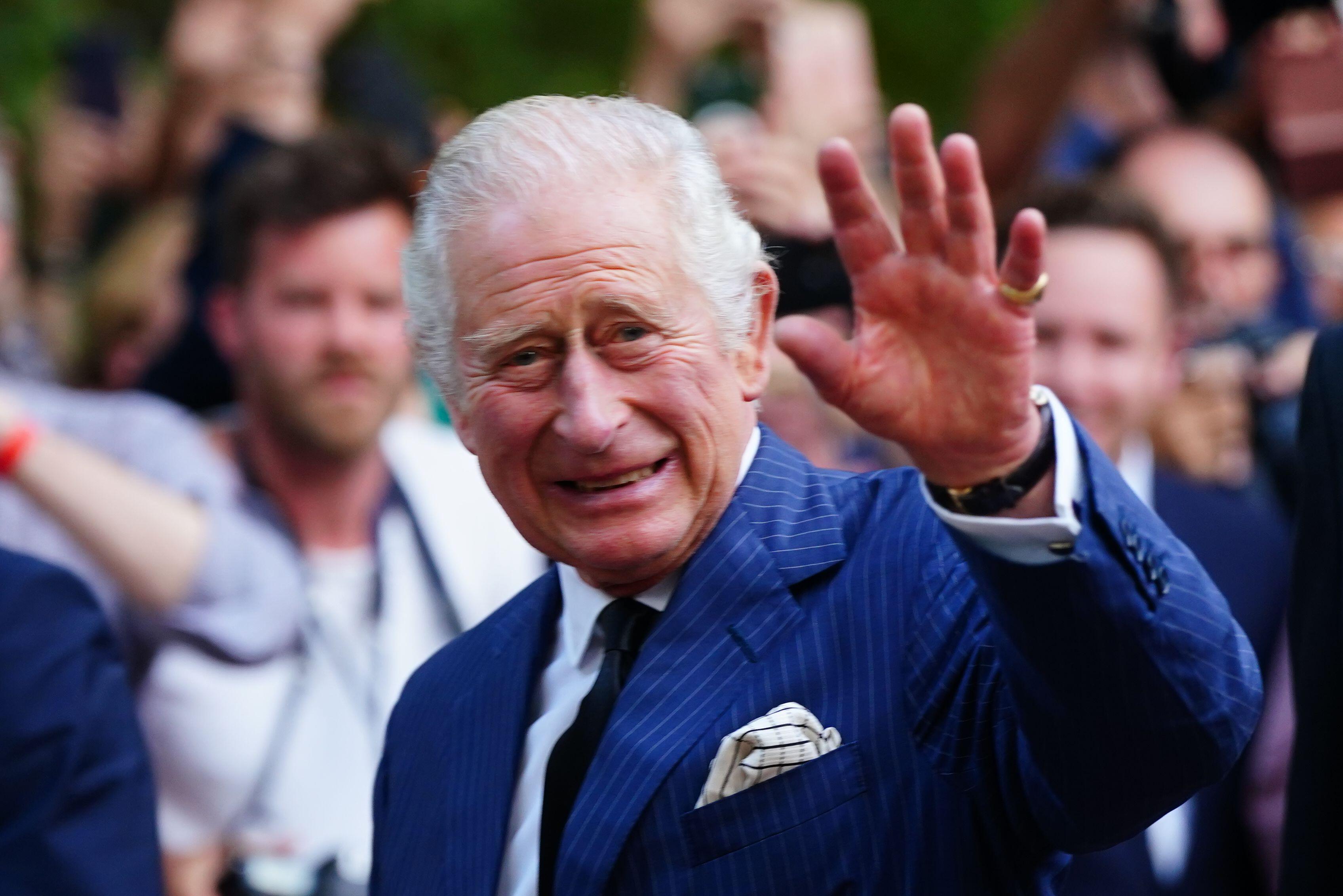 Re Carlo III ritorna a Clarence House, a Londra, dal Buckingham Palace, in seguito alla morte della regina Elisabetta II giovedì.