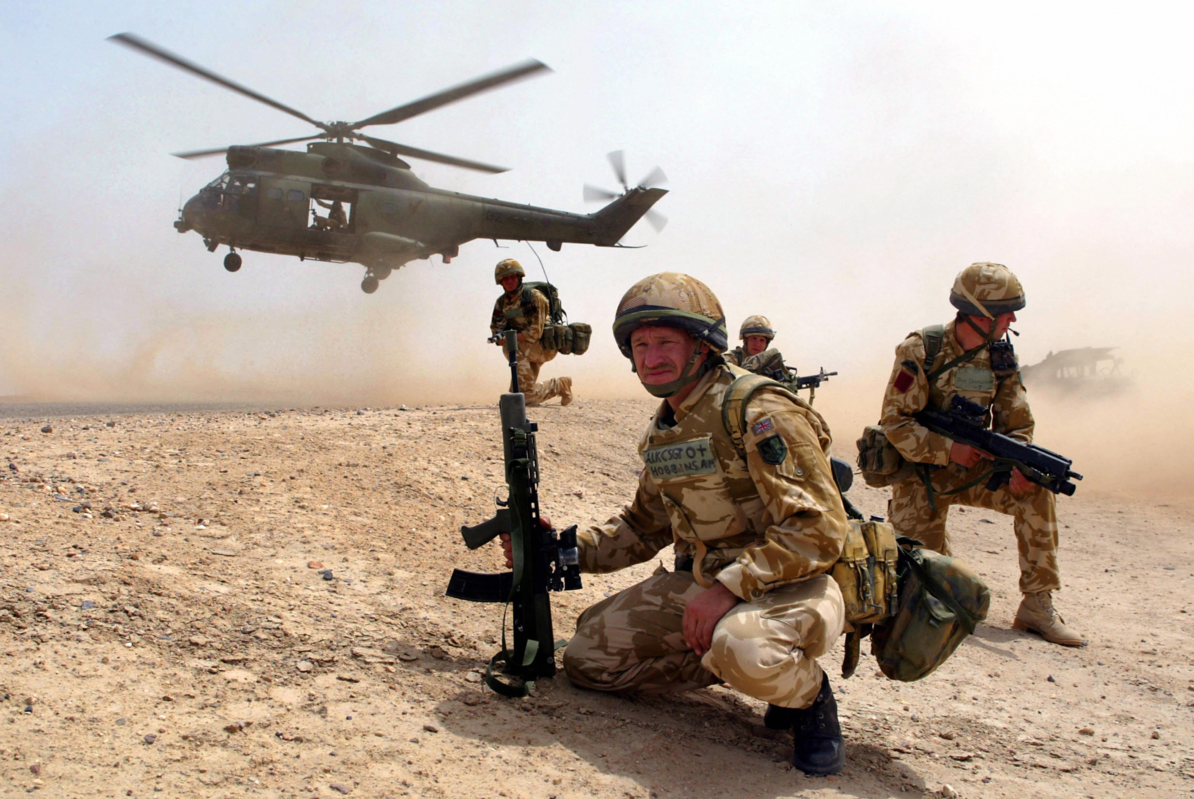 Les soldats du 1er bataillon du régiment parachutiste se préparent à effectuer des fouilles de véhicules à la recherche d'armes dans le sud de l'Irak.