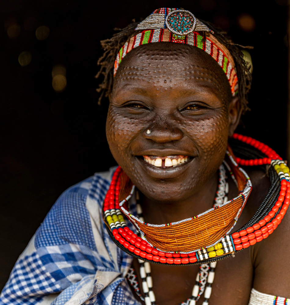 Femme portant des cicatrices de beauté, de la tribu Toposa, Équatoria oriental, Soudan du Sud.