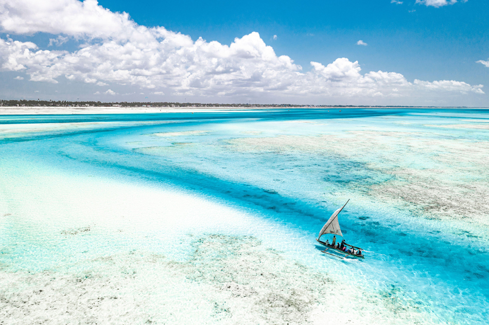 Vista dall'alto di una barca turistica sulla barriera corallina nella laguna esotica, Paje, Jambiani, Zanzibar, Tanzania, Africa orientale