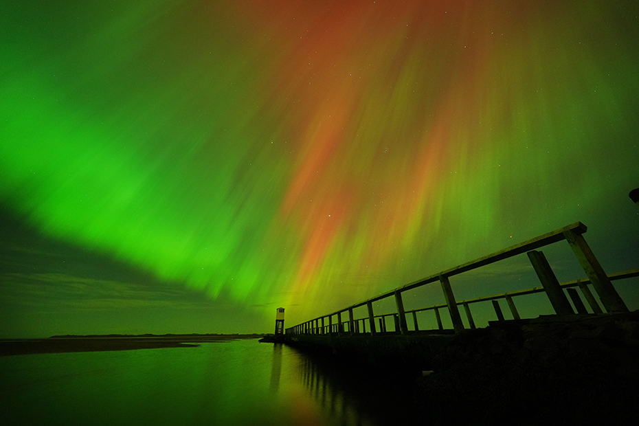 Les aurores boréales, également connues sous le nom d'Aurora Borealis, observées dans un spectacle incroyable dans le ciel au-dessus de Holy Island, dans le Northumberland, Royaume-Uni.