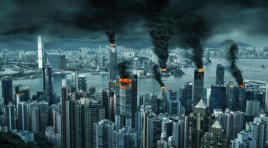 Illustration der fiktiven Zerstörung der chaotischen Skyline von Hongkong mit Feuern, Explosionen. Konzept von Unruhen, Krieg, Katastrophen, dem Tag des Gerichts, Feuer.