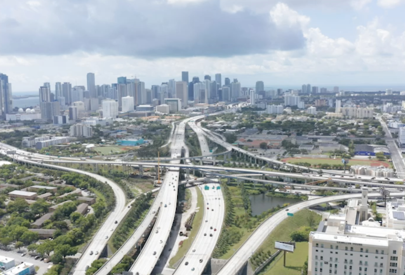 4K Luftaufnahmen von Verkehr und Autos, Drohnensicht über eine belebte Autobahnkreuzung.