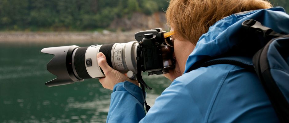 Una fotografa che scatta con un teleobiettivo - ID immagine: BE7PJD (RF)