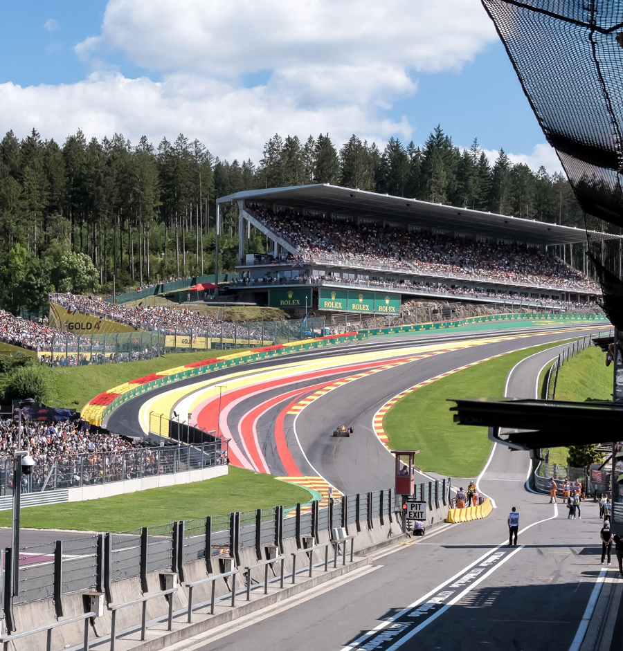 Vista del giorno della gara presso l'iconico Circuit de Spa-Francorchamps, un circuito automobilistico situato a Francorchamps, Stavelot, Vallonia, Belgio