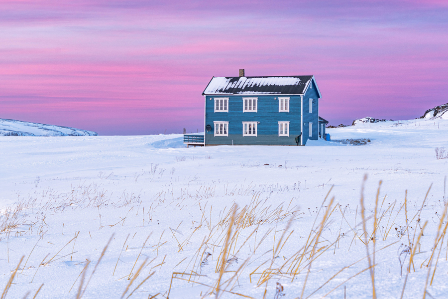 Maison isolée dans la neige sous le coucher de soleil rose de l'Arctique, Veines, Kongsfjord, péninsule de Varanger, Troms og Finnmark, Norvège, Scandinavie, Europe
