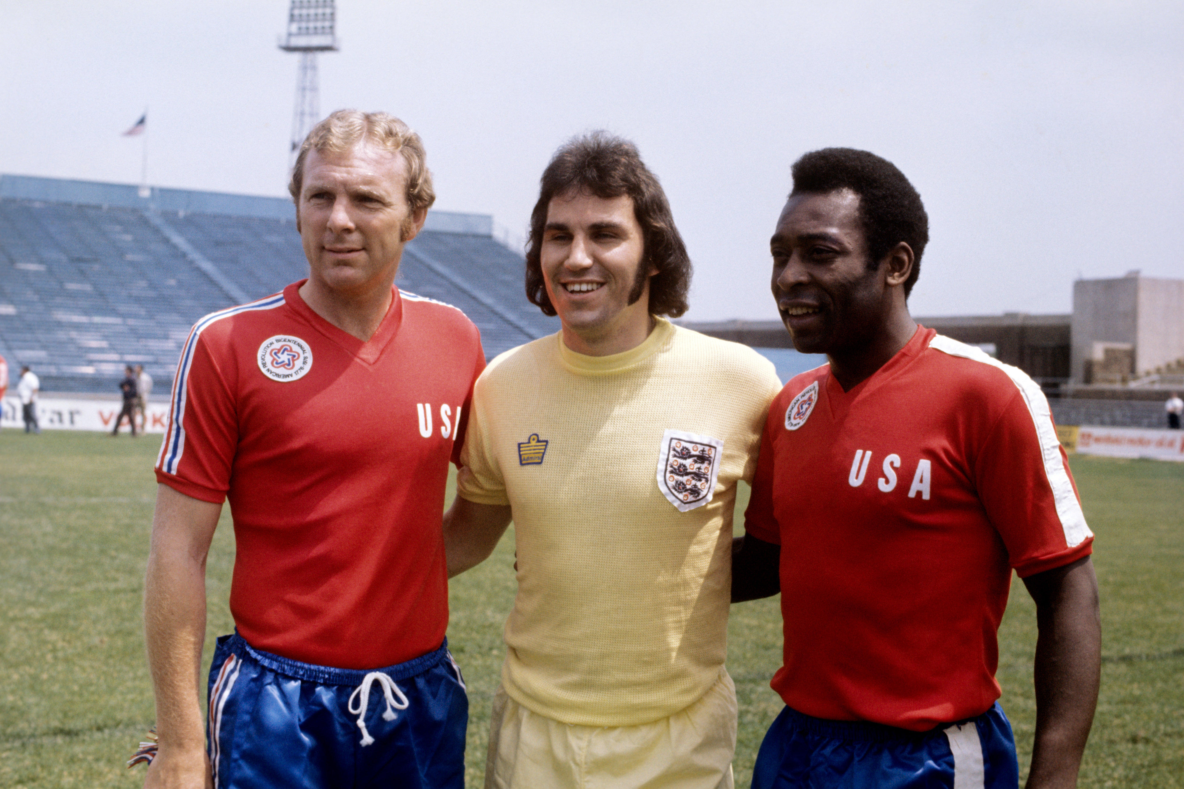  Fußball - Amerikanischer Bicentennial Cup - Team America gegen England. Englands Kapitän Gerry Francis (c) mit Bobby Moore von Team America.