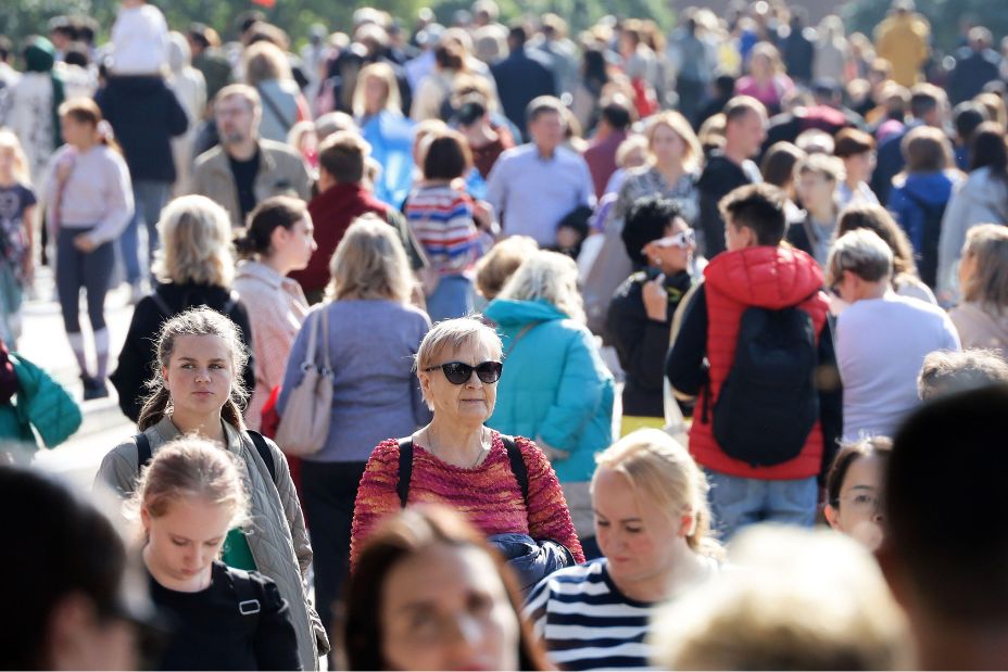 Crowd of people walking in Alexander garden near the Kremlin wall, tourists in autumn city - Image ID: 2RT4552 (RF)